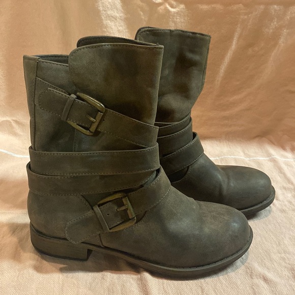 Distressed boots womens